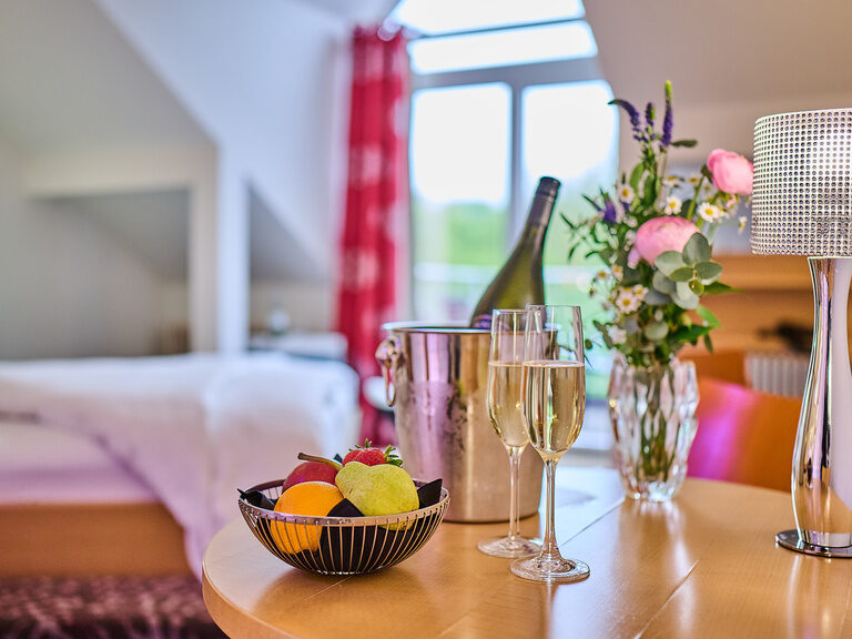 Frau entspannt im Spa-Pool des 4 Sterne Hotels im bayerischen Wald mit stilvoller Lichtarchitektur.