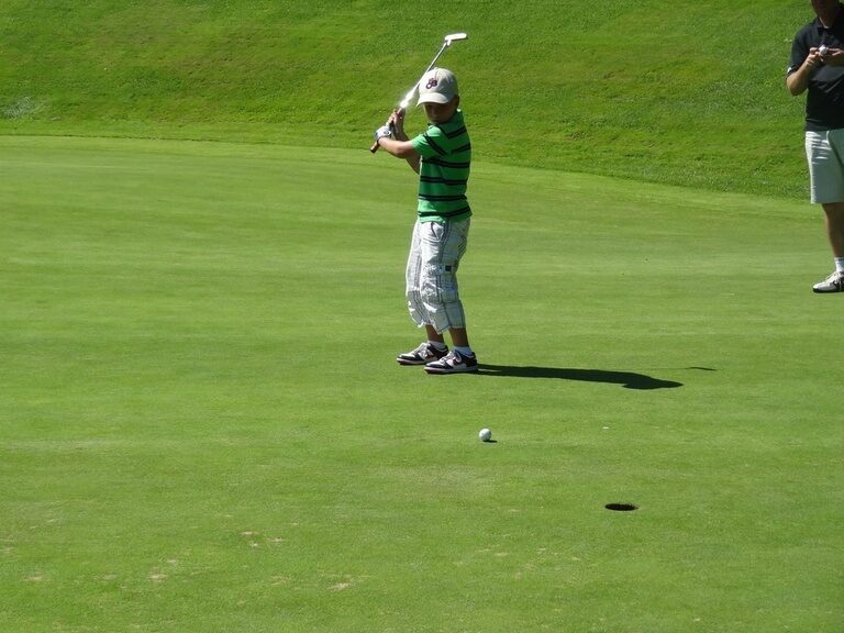 Das 4 Sterne Hotel im bayerischen Wald eingebettet in grüne Hügellandschaft mit See und Wäldern.