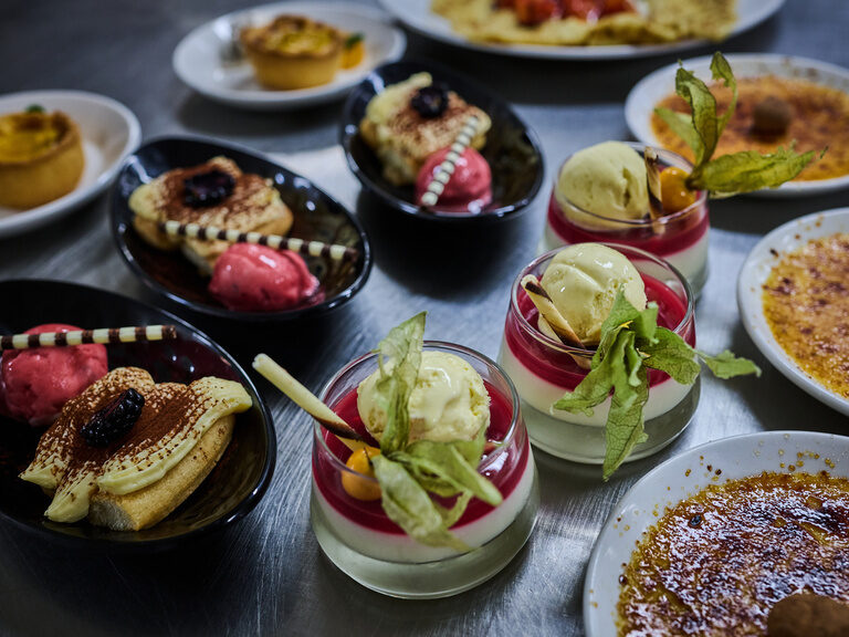 Hausgemachte Desserts im 4 Sterne Hotel im bayerischen Wald, Panna Cotta, Tiramisu, Crème Brûlée.