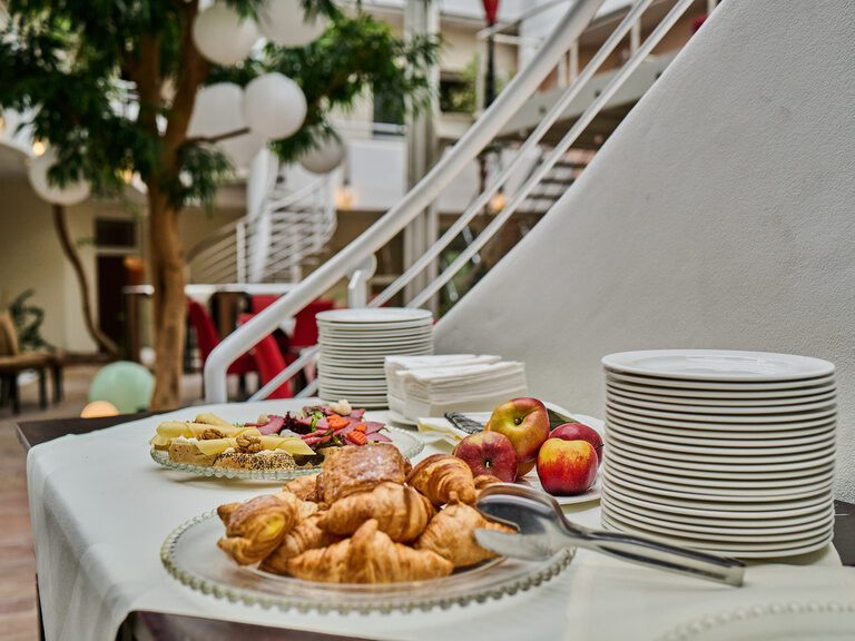 Ein Teller mit Gebäck steht beim Frühstück im Wellnesshotel bereit
