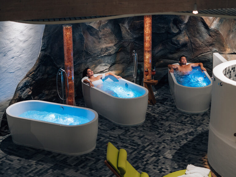 Eine Reihe von eleganten Badewannen im luxuriösen Badezimmer des Hotels Wutzschleife.