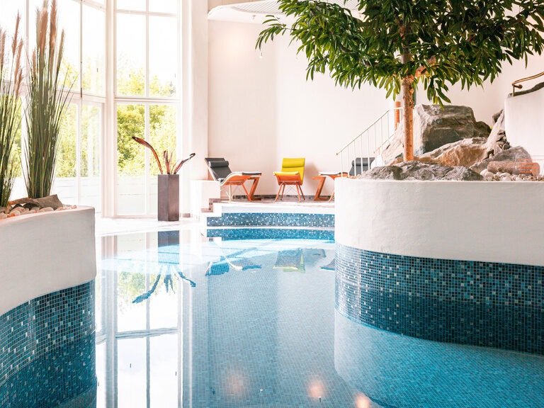 Innenpool im Hotel Wutzschleife mit Blick knapp über der Wasseroberfläche.