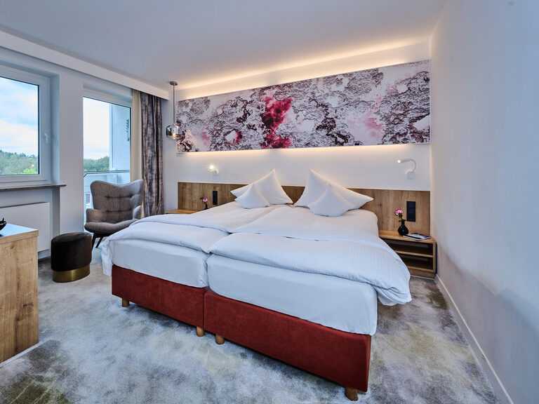 Helles und modern eingerichtetes Hotelzimmer im Hotel Wutzschleife mit Wohlfühlatmosphäre.