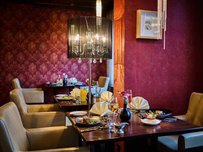 Elegantes Restaurant im Hotel Wutzschleife im Bayerischen Wald mit stilvoll gedeckten Tischen