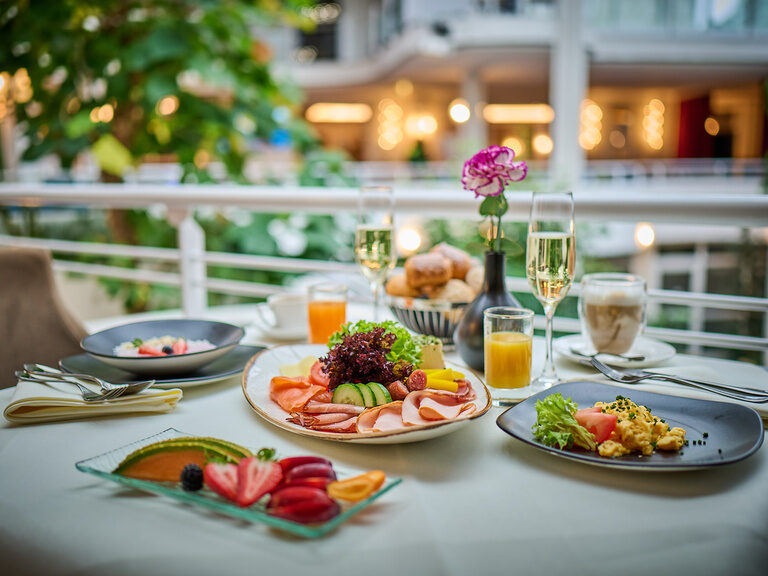 Ein stilvoll gedeckter Tisch im Garten der Wutzschleife.