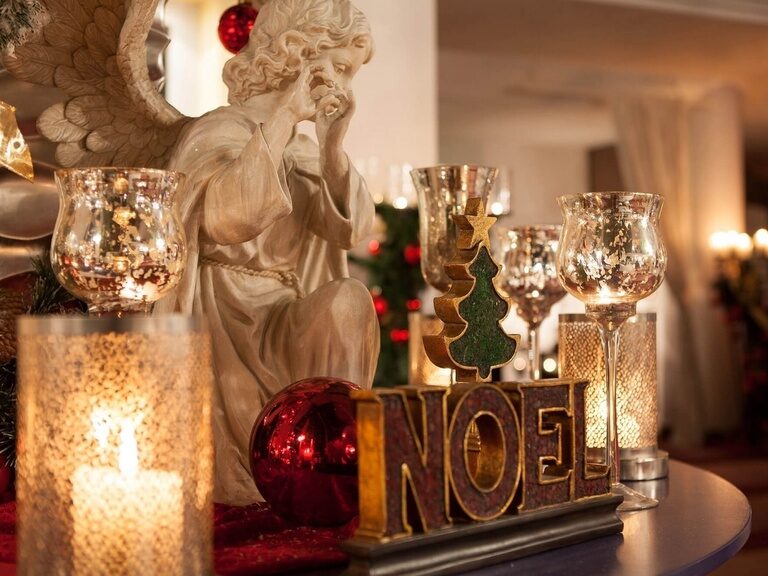 Weihnachtsdekoration mit Engel, Kerzen und Schriftzug "NOEL".